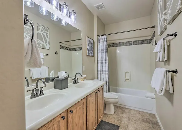 Near Golf & Spring Training: Goodyear W/ Pool Holiday home